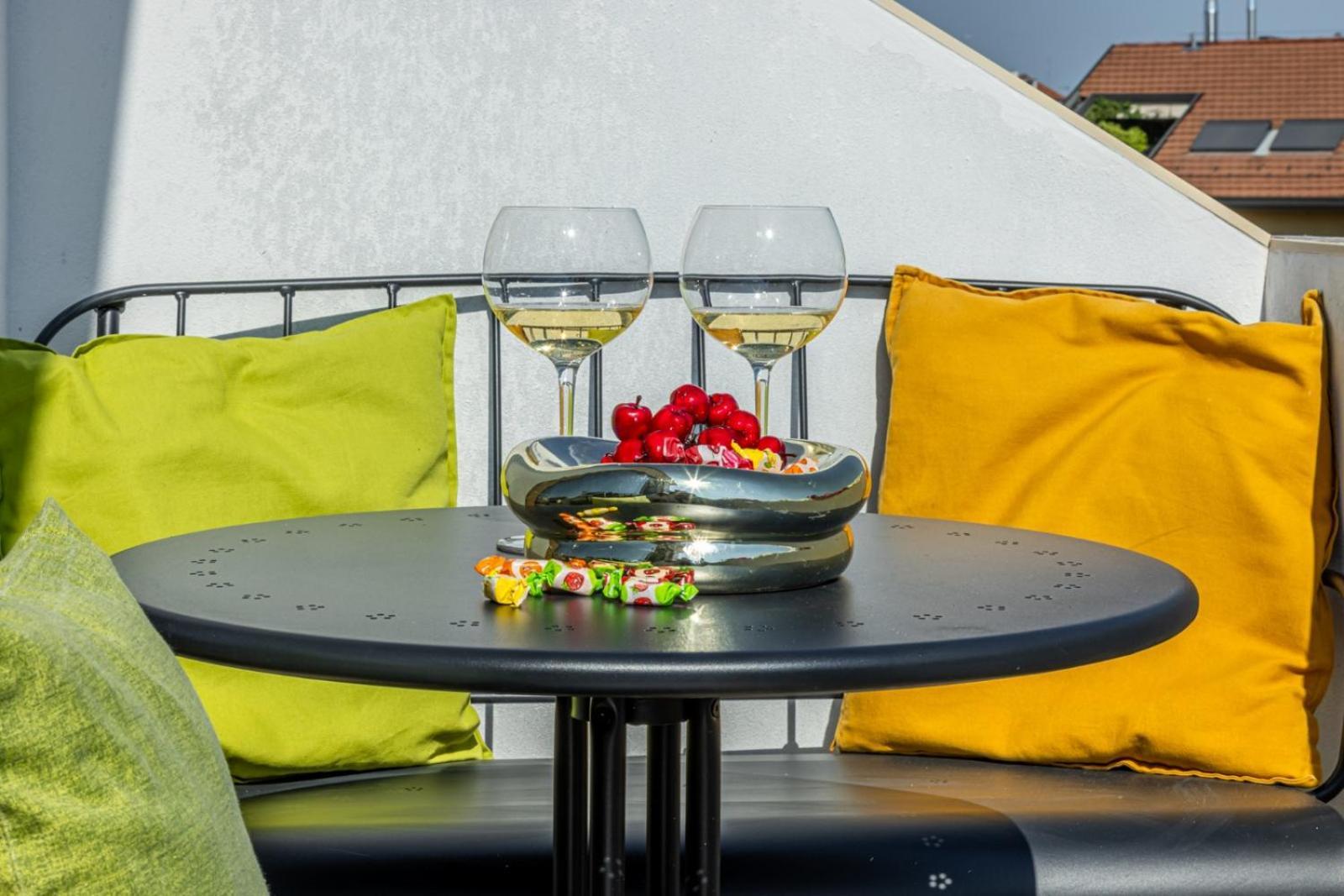Deluxe Attic For 2, With Amazing Terrace And Poweful Wi-fi - Very Near The Metro, Position, Very Well Connected To Train Stations And Malpensa, Linate And Begramo Airports Milán