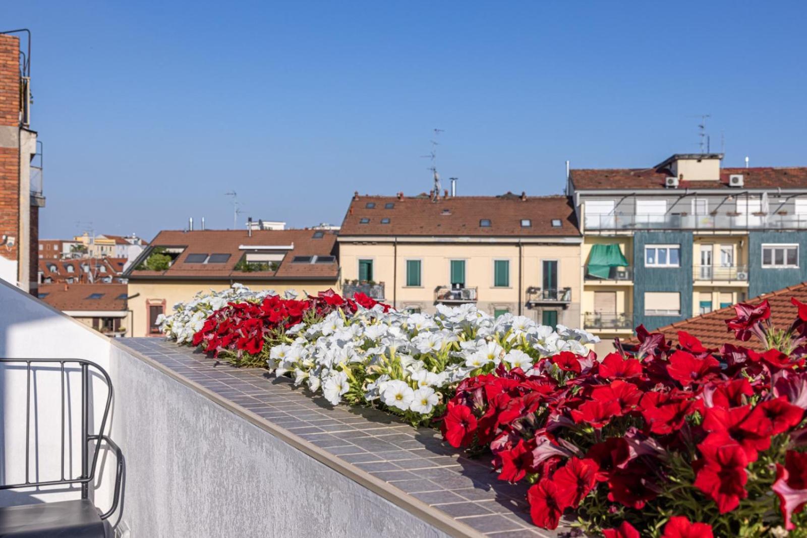 Appartement Deluxe Attic For 2, With Amazing Terrace And Poweful Wi-fi - Very Near The Metro, Position, Very Well Connected To Train Stations And Malpensa, Linate And Begramo Airports *