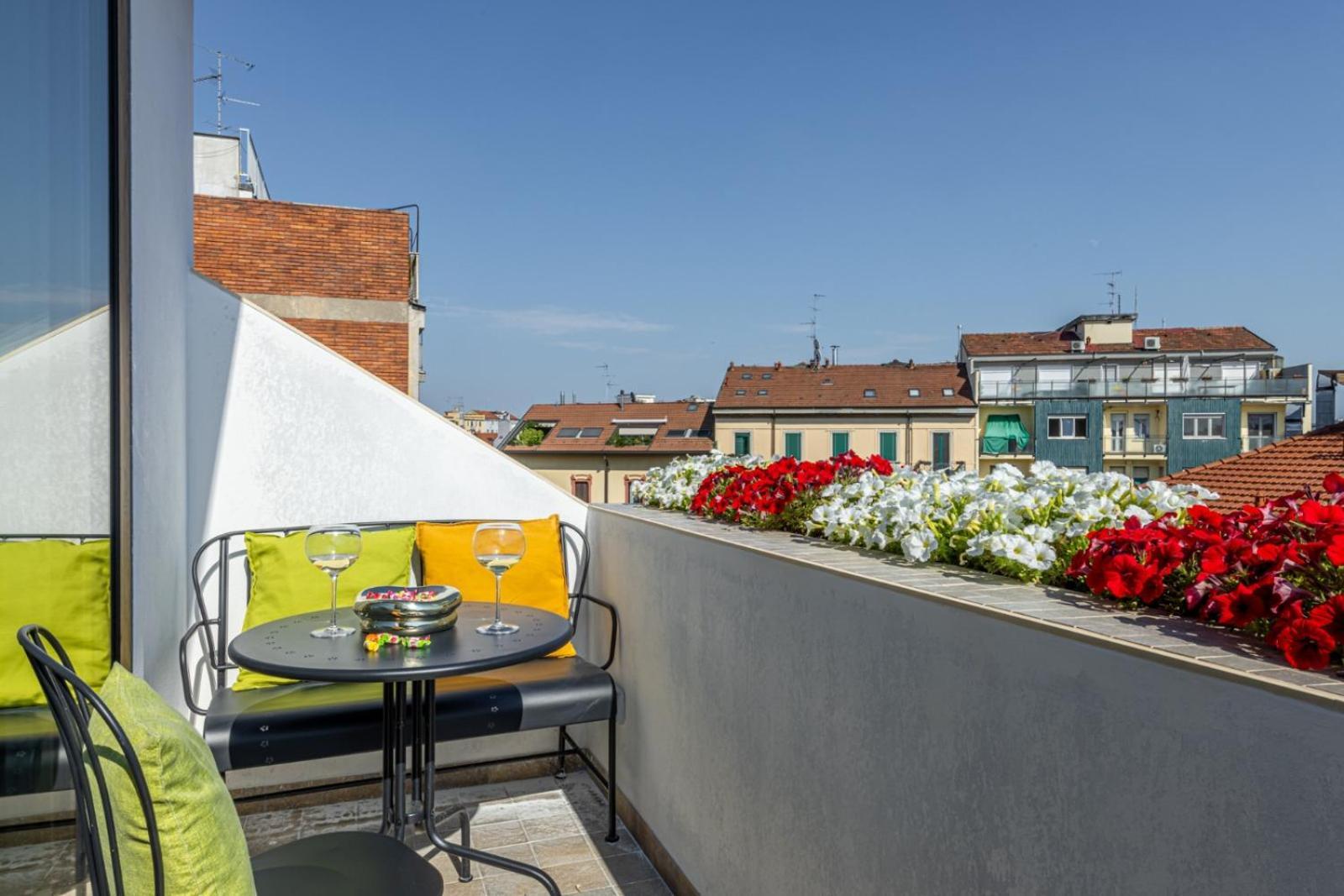 Appartement Deluxe Attic For 2, With Amazing Terrace And Poweful Wi-fi - Very Near The Metro, Position, Very Well Connected To Train Stations And Malpensa, Linate And Begramo Airports