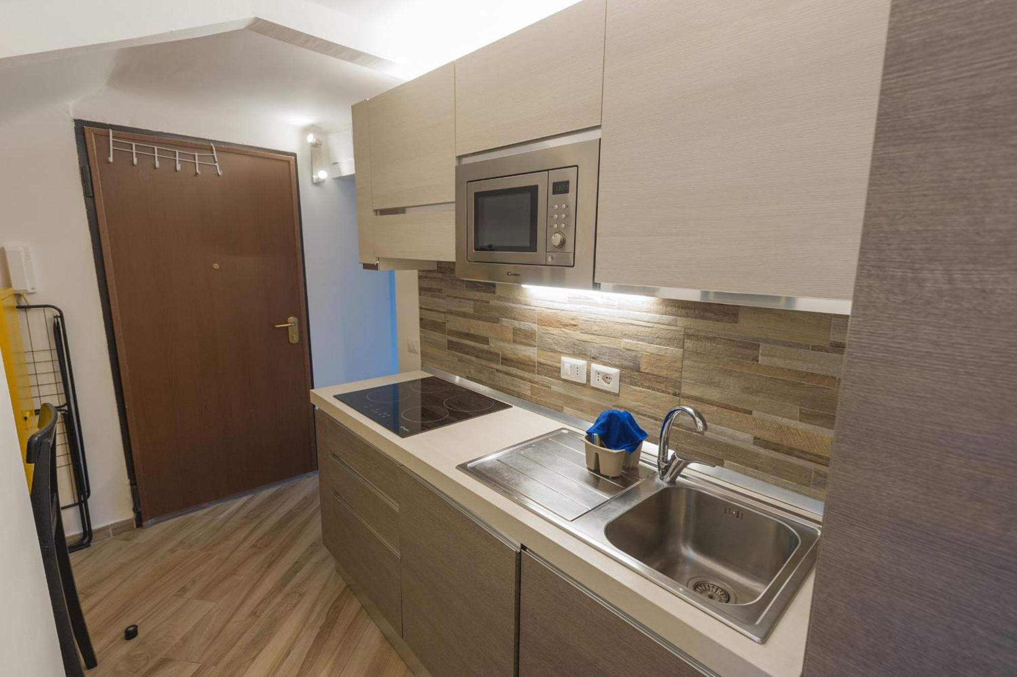 Appartement Deluxe Attic For 2, With Amazing Terrace And Poweful Wi-fi - Very Near The Metro, Position, Very Well Connected To Train Stations And Malpensa, Linate And Begramo Airports *