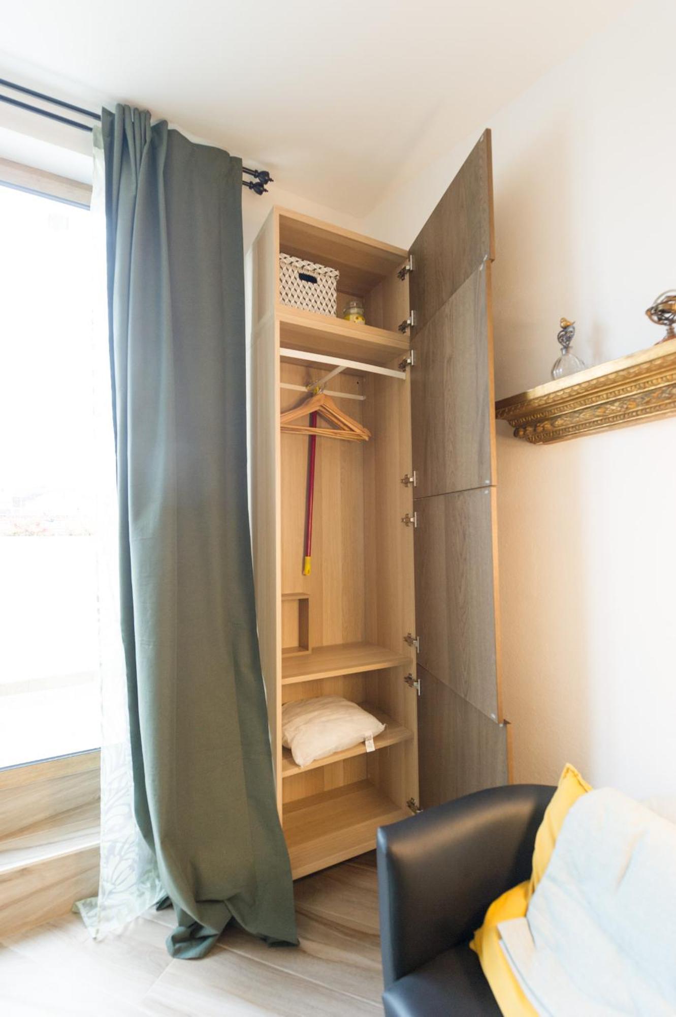 Deluxe Attic For 2, With Amazing Terrace And Poweful Wi-fi - Very Near The Metro, Position, Very Well Connected To Train Stations And Malpensa, Linate And Begramo Airports