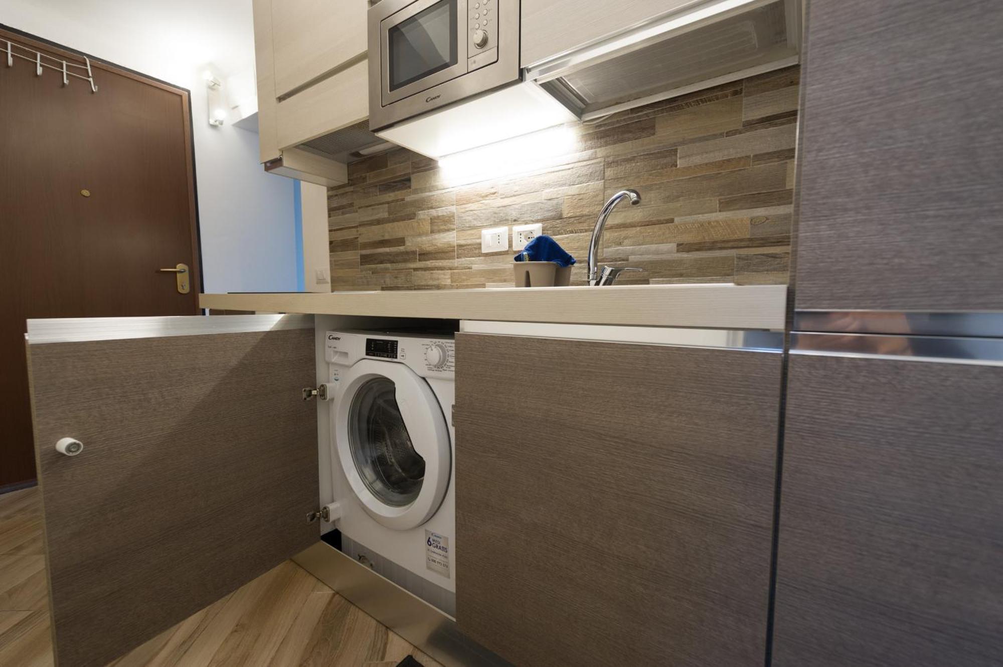 Deluxe Attic For 2, With Amazing Terrace And Poweful Wi-fi - Very Near The Metro, Position, Very Well Connected To Train Stations And Malpensa, Linate And Begramo Airports