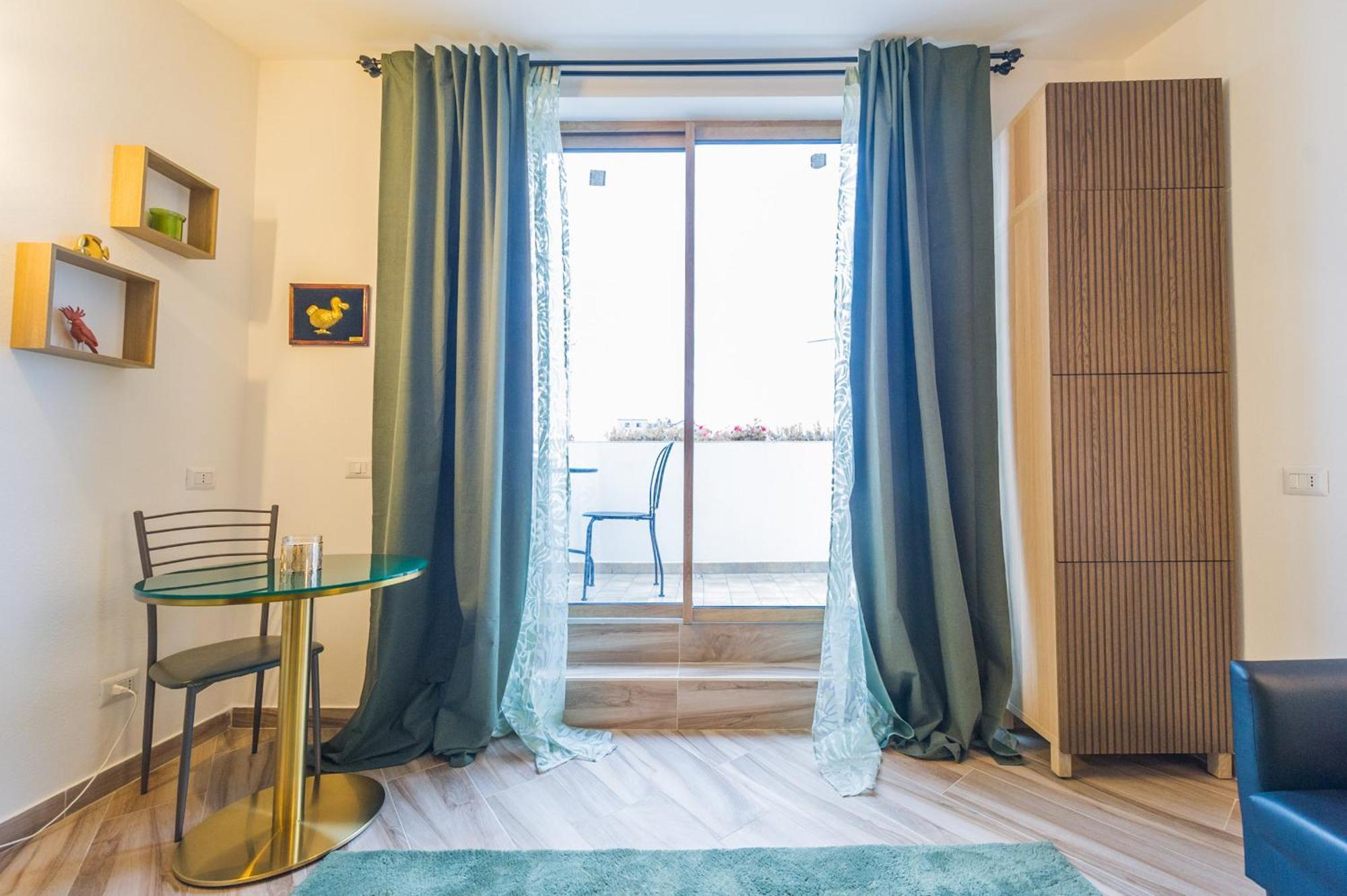 Appartement Deluxe Attic For 2, With Amazing Terrace And Poweful Wi-fi - Very Near The Metro, Position, Very Well Connected To Train Stations And Malpensa, Linate And Begramo Airports