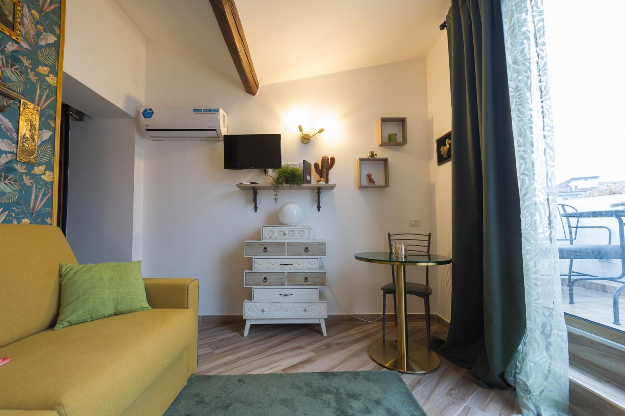 Deluxe Attic For 2, With Amazing Terrace And Poweful Wi-fi - Very Near The Metro, Position, Very Well Connected To Train Stations And Malpensa, Linate And Begramo Airports Appartement