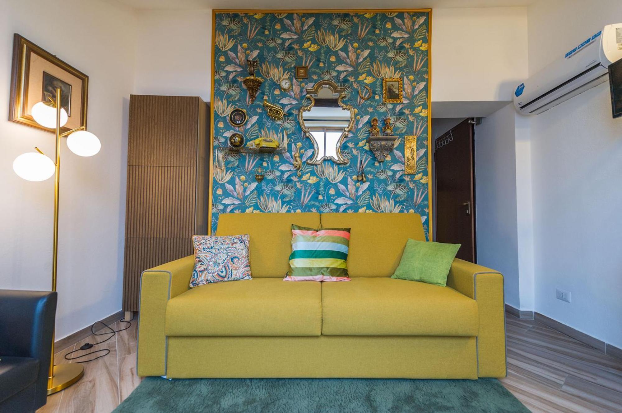 Appartement Deluxe Attic For 2, With Amazing Terrace And Poweful Wi-fi - Very Near The Metro, Position, Very Well Connected To Train Stations And Malpensa, Linate And Begramo Airports