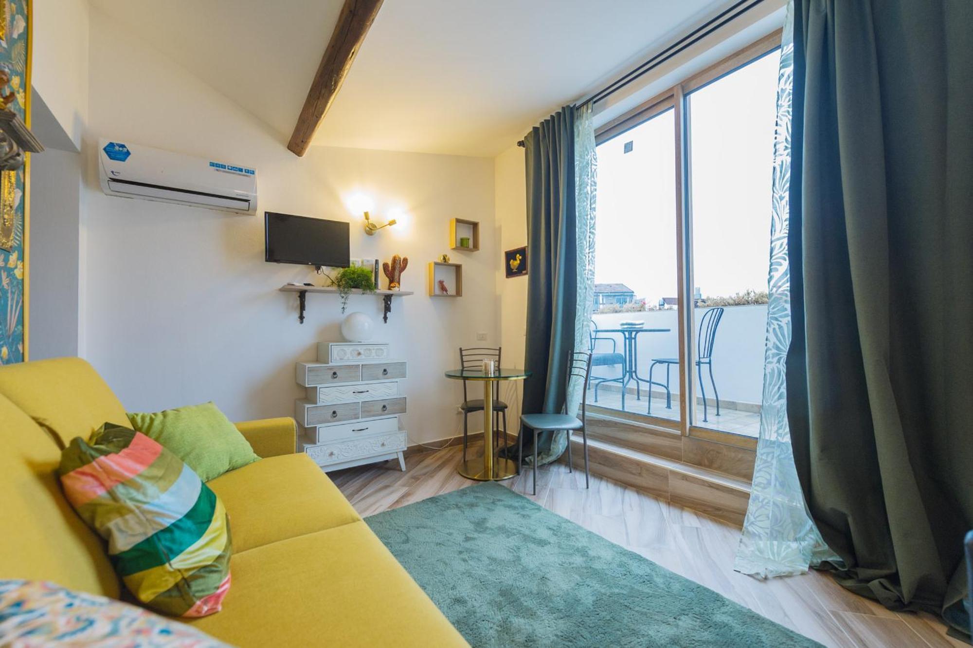 Deluxe Attic For 2, With Amazing Terrace And Poweful Wi-fi - Very Near The Metro, Position, Very Well Connected To Train Stations And Malpensa, Linate And Begramo Airports Appartement *