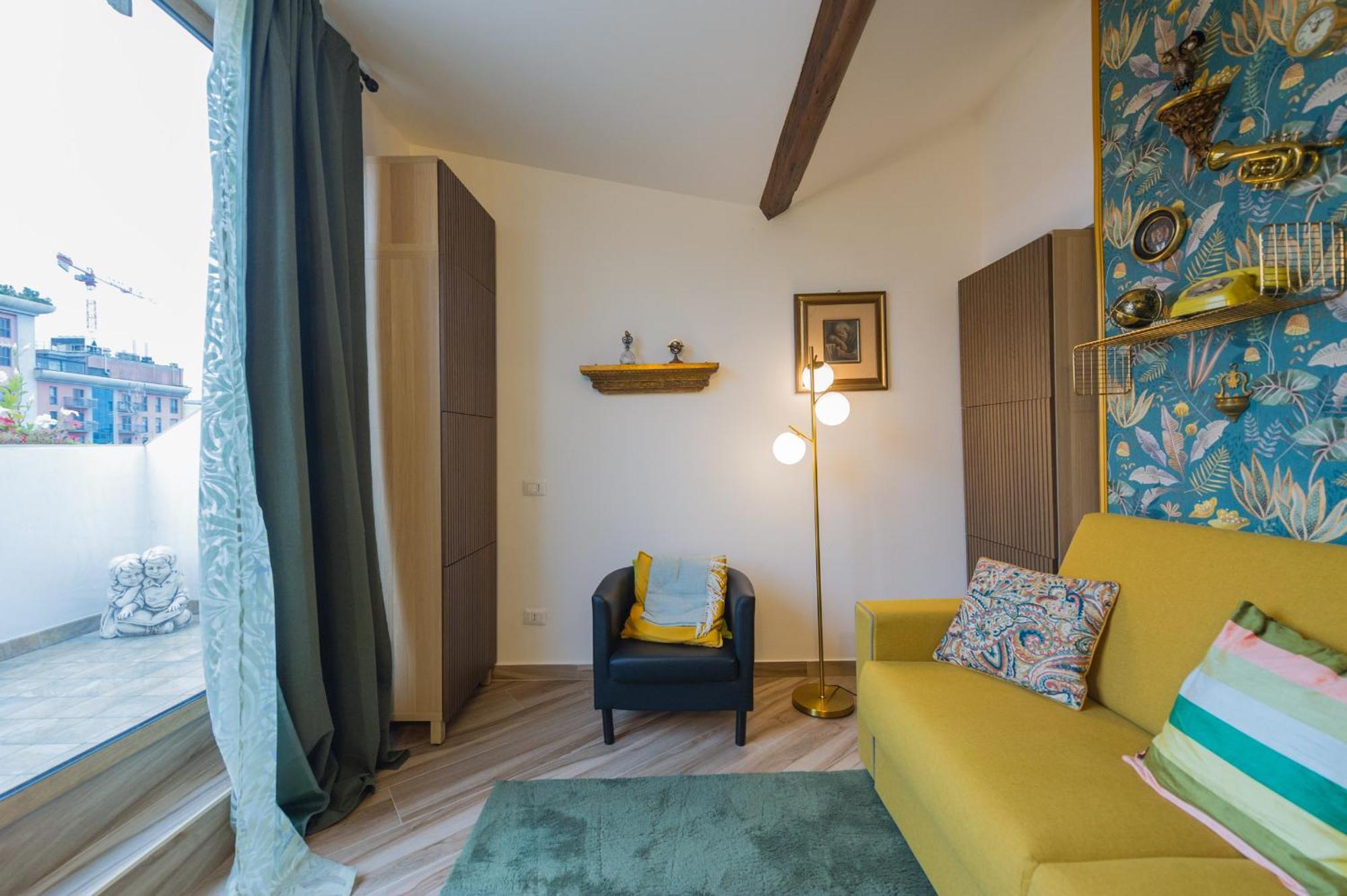 Appartement Deluxe Attic For 2, With Amazing Terrace And Poweful Wi-fi - Very Near The Metro, Position, Very Well Connected To Train Stations And Malpensa, Linate And Begramo Airports *