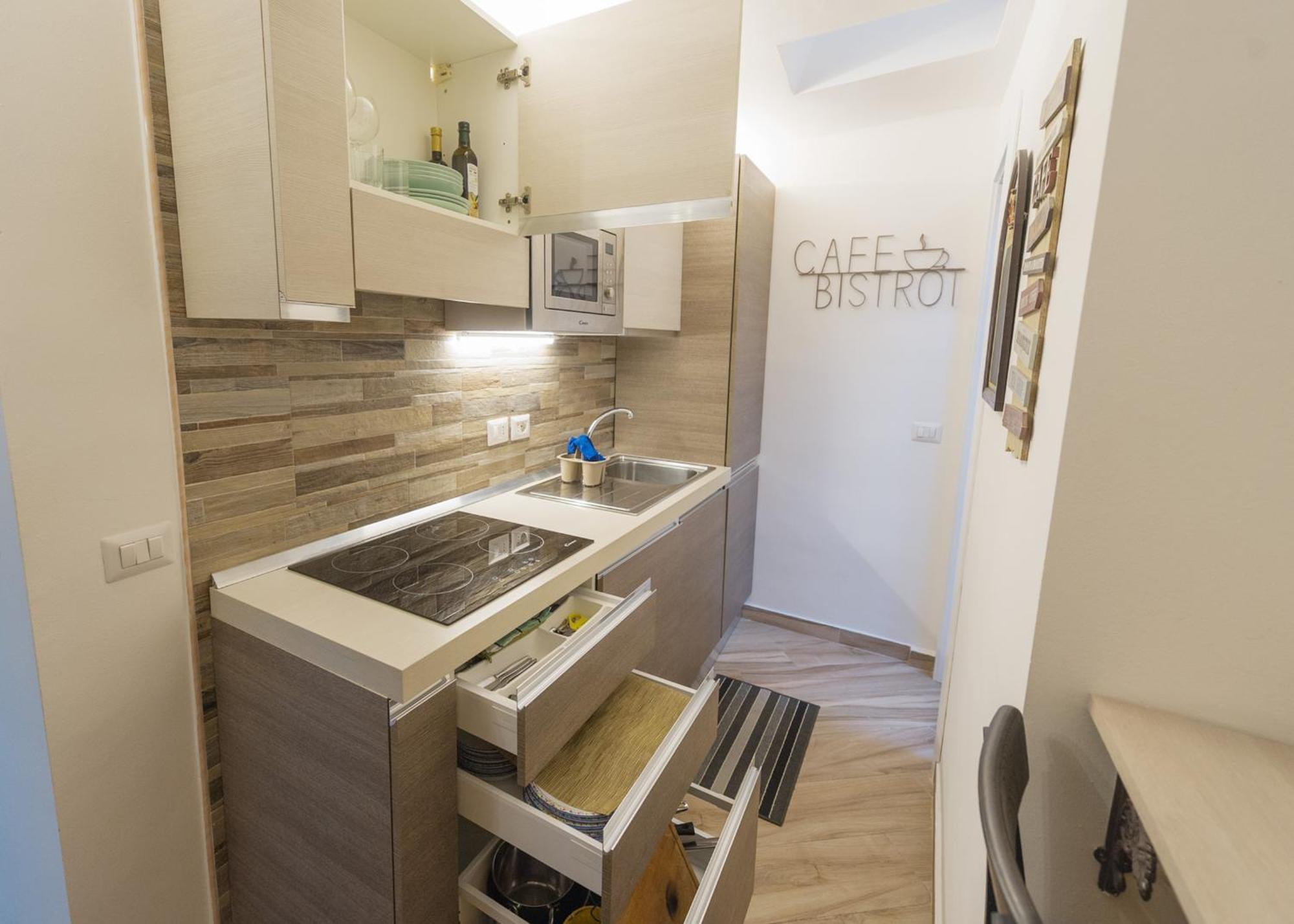 Appartement Deluxe Attic For 2, With Amazing Terrace And Poweful Wi-fi - Very Near The Metro, Position, Very Well Connected To Train Stations And Malpensa, Linate And Begramo Airports Milan