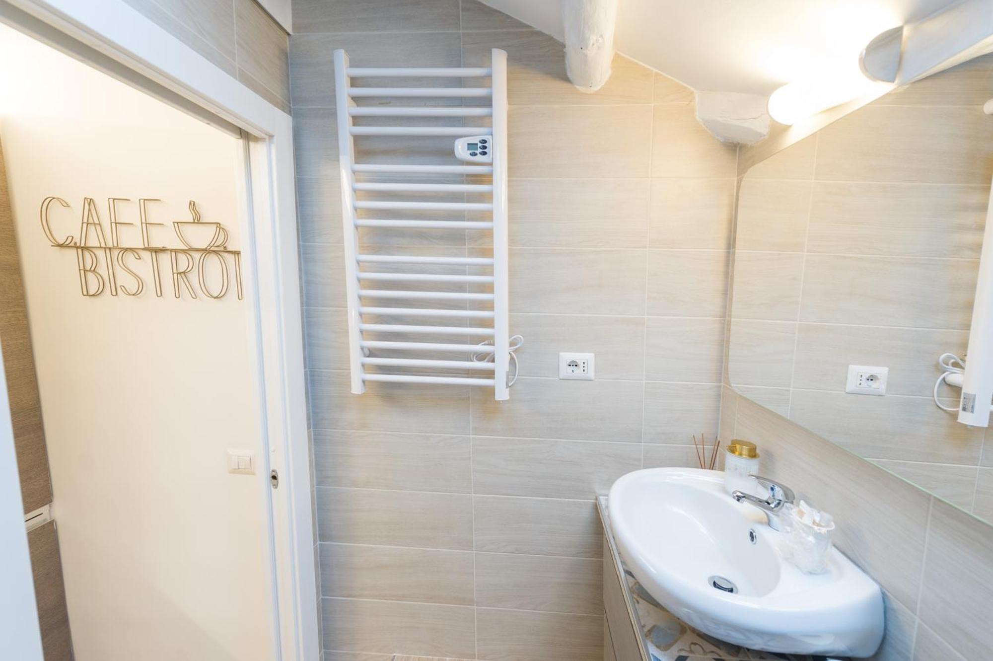 Appartement Deluxe Attic For 2, With Amazing Terrace And Poweful Wi-fi - Very Near The Metro, Position, Very Well Connected To Train Stations And Malpensa, Linate And Begramo Airports