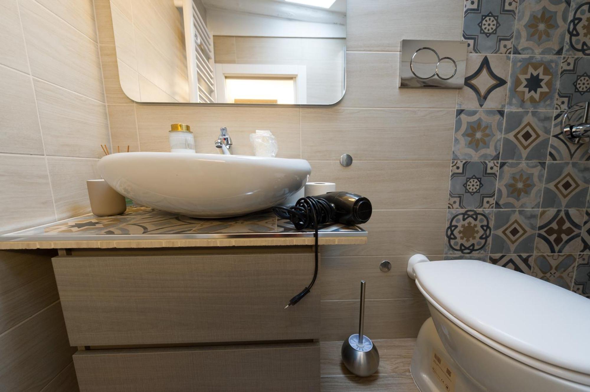 Deluxe Attic For 2, With Amazing Terrace And Poweful Wi-fi - Very Near The Metro, Position, Very Well Connected To Train Stations And Malpensa, Linate And Begramo Airports *