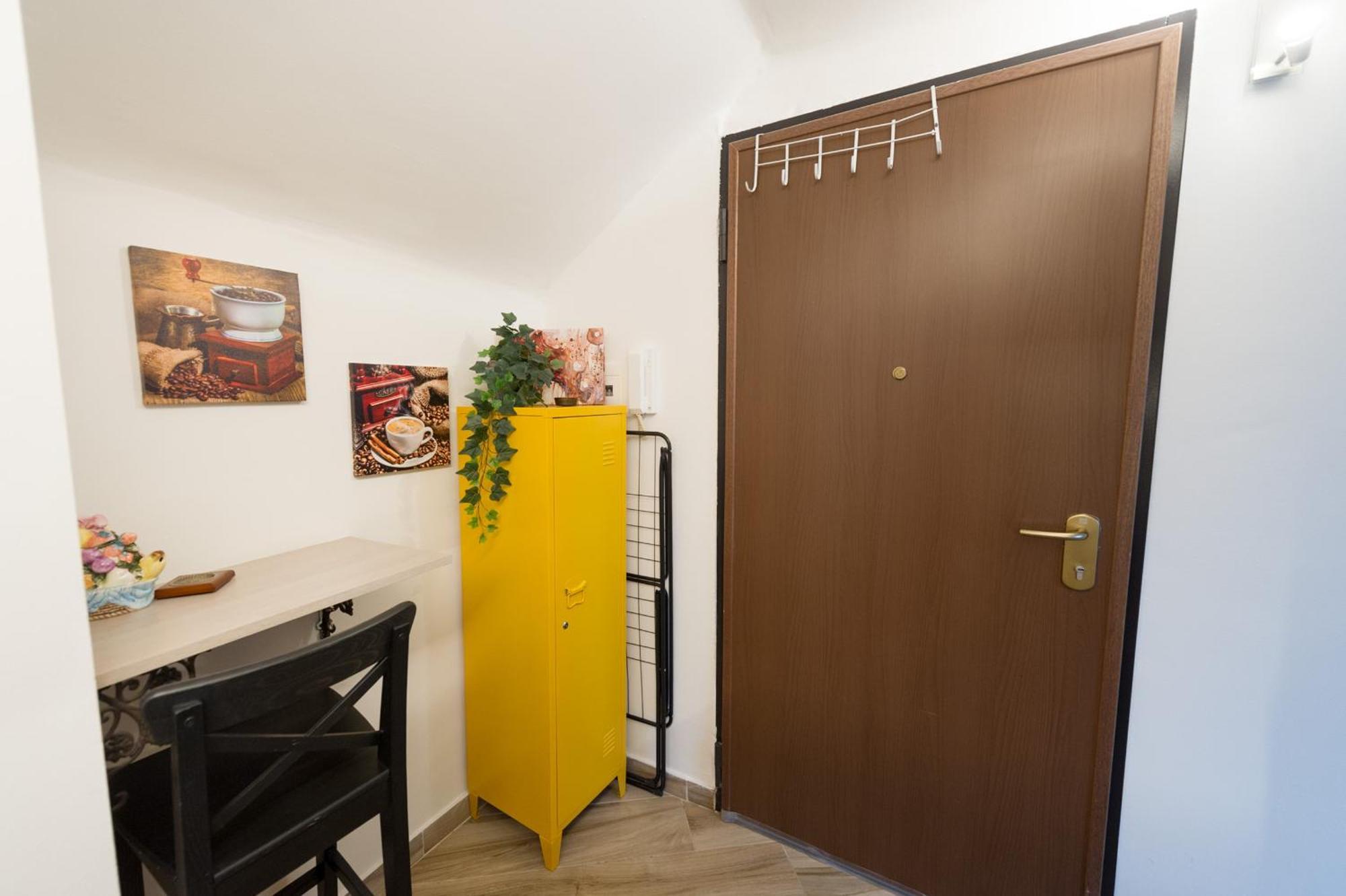 Deluxe Attic For 2, With Amazing Terrace And Poweful Wi-fi - Very Near The Metro, Position, Very Well Connected To Train Stations And Malpensa, Linate And Begramo Airports Milan