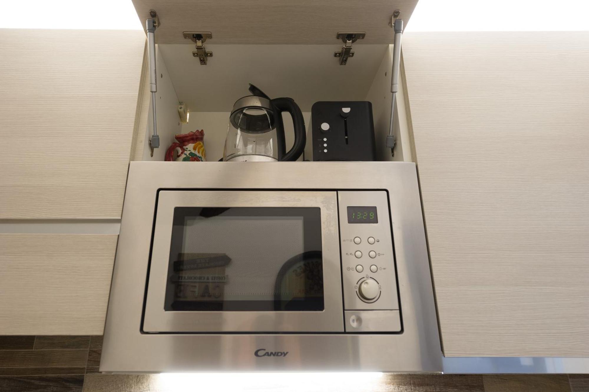 Deluxe Attic For 2, With Amazing Terrace And Poweful Wi-fi - Very Near The Metro, Position, Very Well Connected To Train Stations And Malpensa, Linate And Begramo Airports * Milan